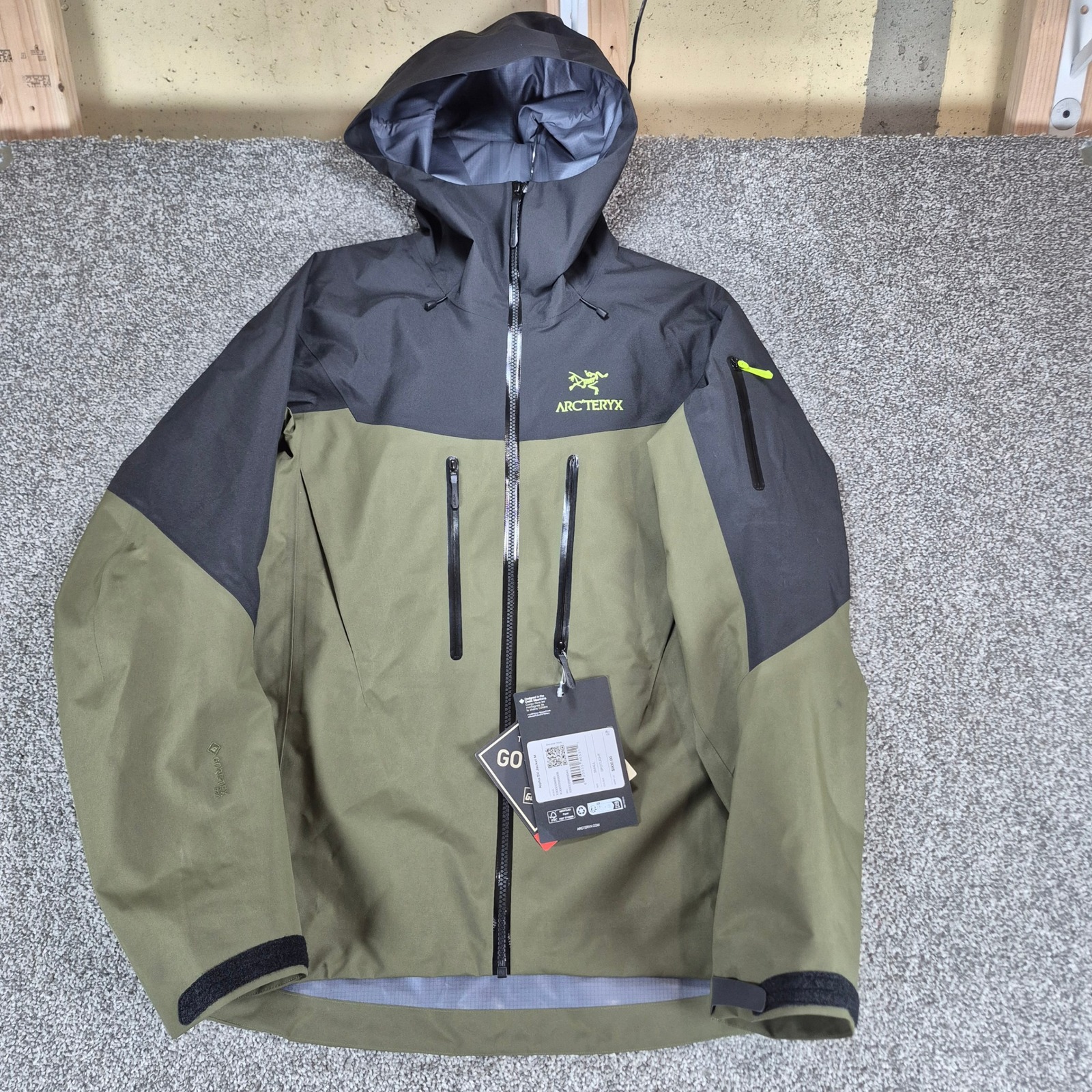 Arc'teryx Alpha Sv Jacket Mens Small Spotlight Green Gore-Tex Waterproof Shell